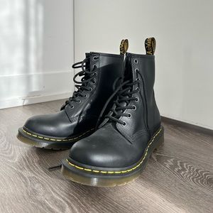 1460 lace up dr martens
